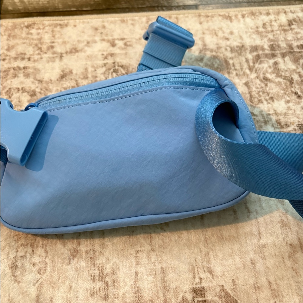 lululemon athletica Aero Blue Everywhere Belt Bag - Picture 2 of 6